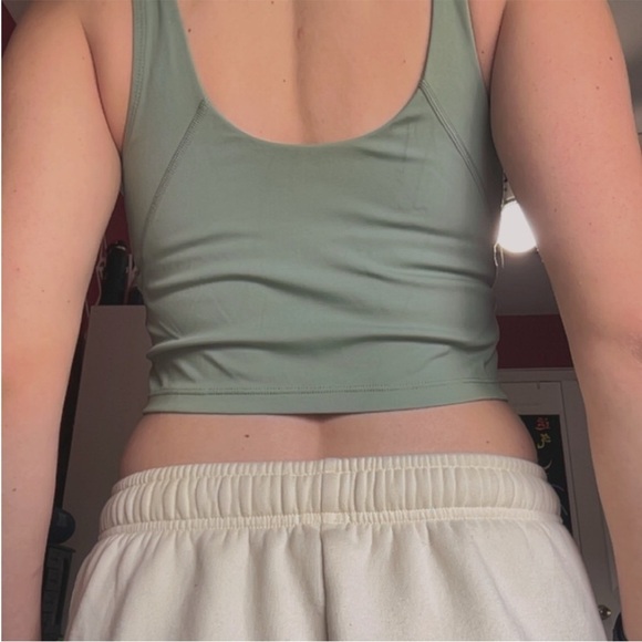 Amazon women’s cropped green tank top small with build in bra for workouts - Picture 6 of 8